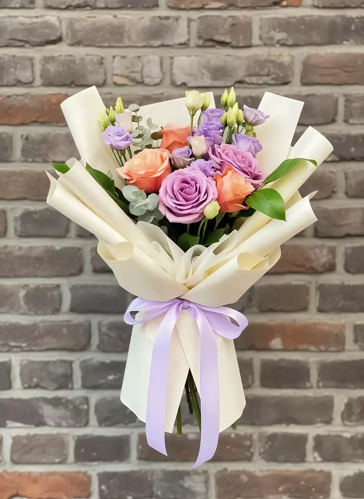 Букет цветов из: Лизиантусы и Розы в Иловле