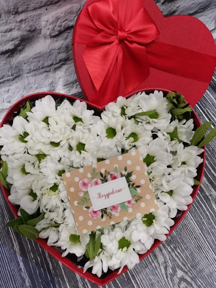 Цветочная композиция из Хризантемы в виде сердца в Иловле