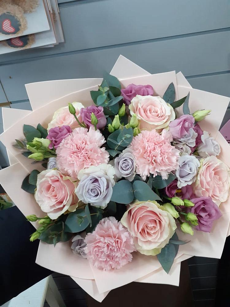 Букет цветов из: Розы, Гвоздики и Лизиантусы в Иловле