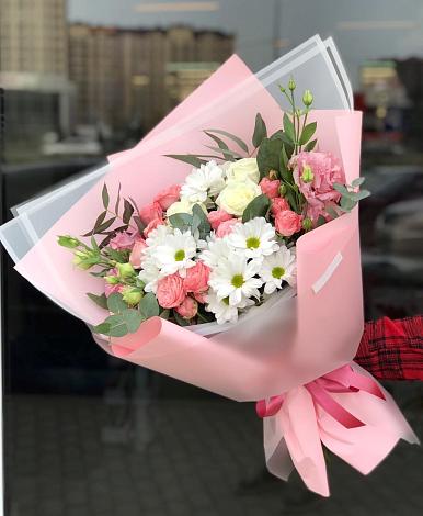 Букет цветов из: Розы, Лизиантусы и Хризантемы в Иловле